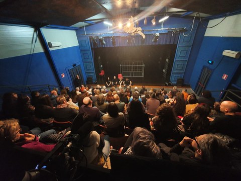 sala con spettatori e artisti.jpg sala con spettatori e artisti.jpg