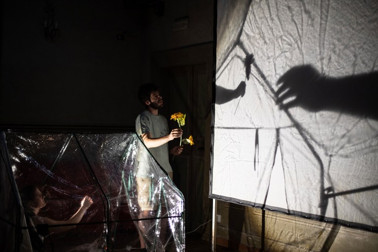 5 Matrice Teatro Virginia Cimmino, Claudia Perossini, Matteo Dagnino Il dilemma dei cento girasoli fotovoltaici.jpg 5 Matrice Teatro Virginia Cimmino, Claudia Perossini, Matteo Dagnino Il dilemma dei cento girasoli fotovoltaici.jpg